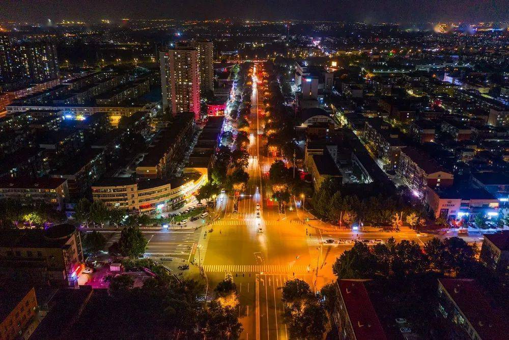 为街景更添几分节日气氛路灯与灯饰交相辉映昌平城区的主要街道上去