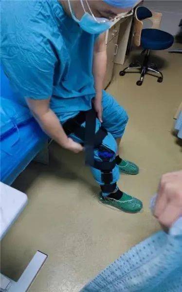 网友|冲上热搜！青岛一医生变身“钢铁侠”！网友：受过伤，真的知道这个疼……