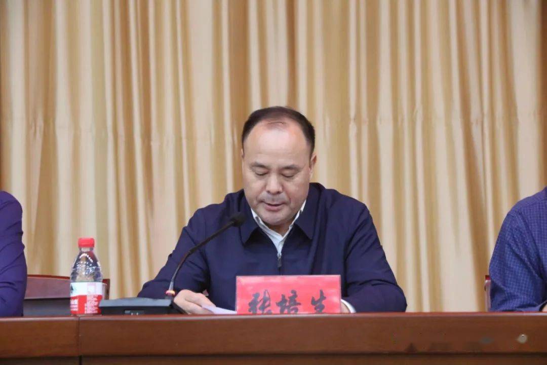 会上,张培生同志就加强我县的学校安全管理和整治工作,提出三个方面的