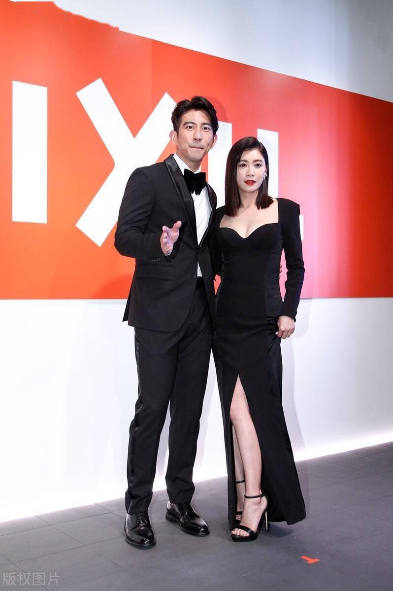 贾静雯 贾静雯黑色修身长裙，40多岁了 还这么漂亮