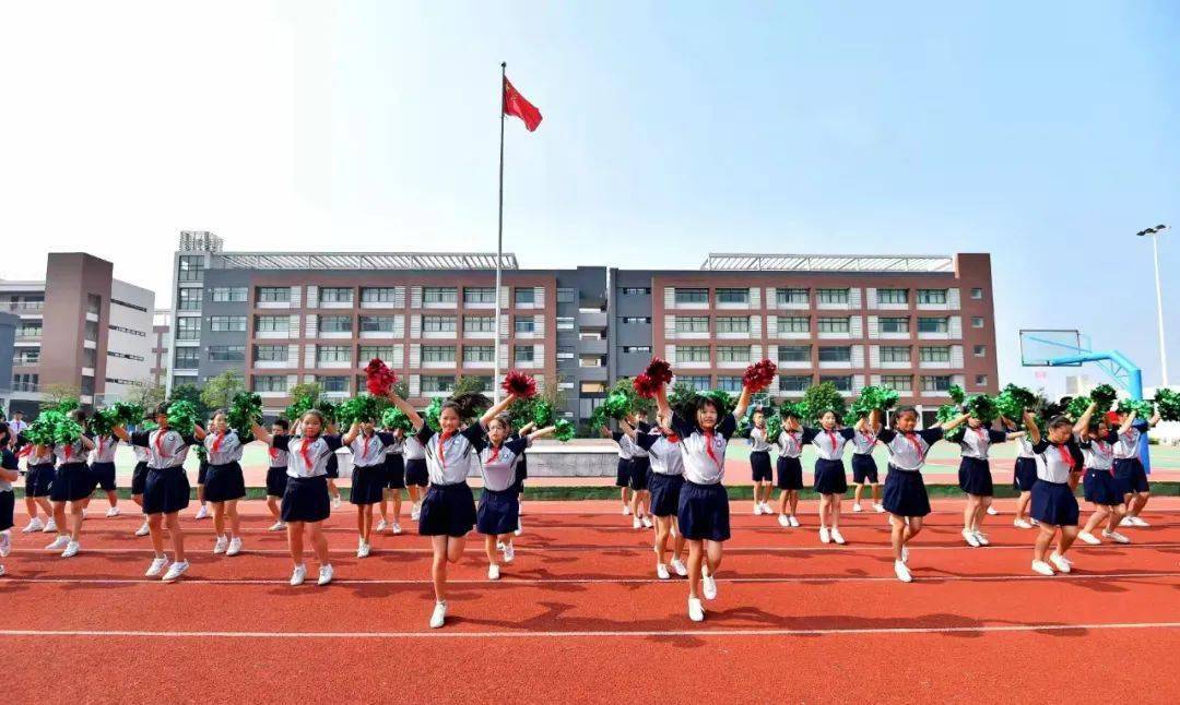 抬头看,云东海满城尽是"中国红!