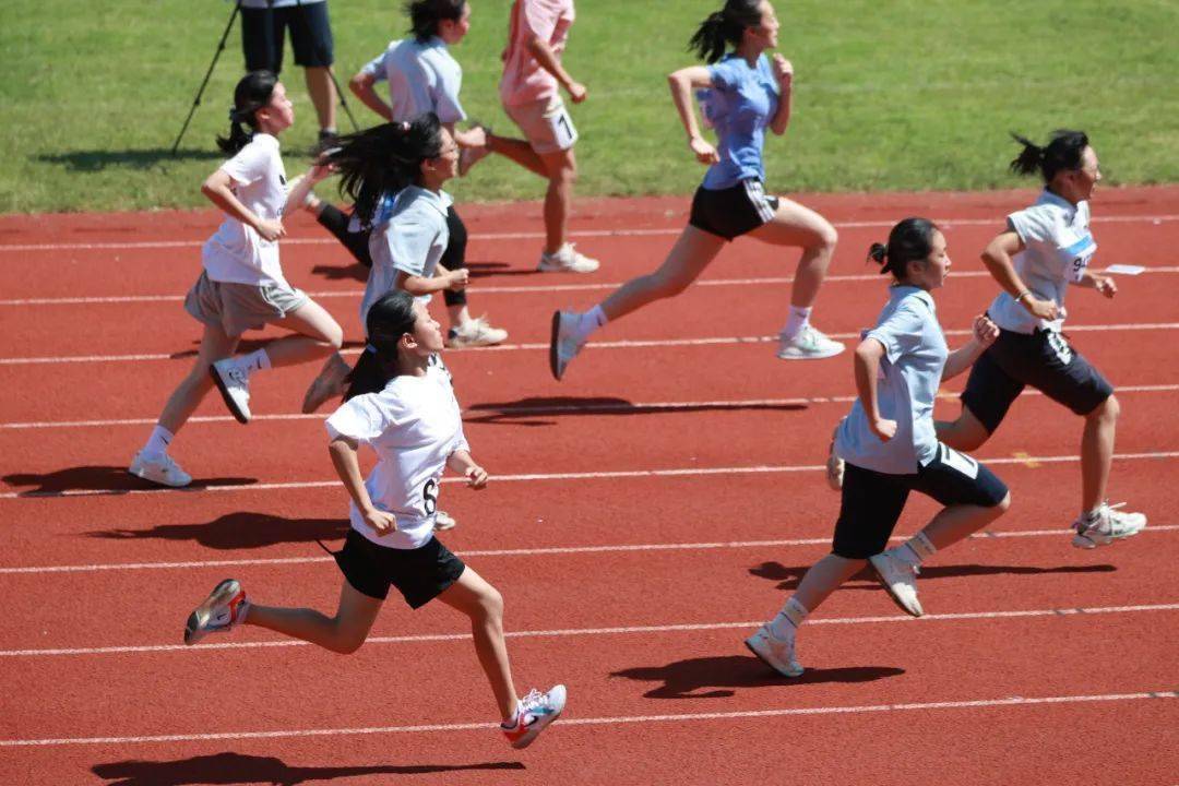 把体育健康放首位运动会是学校体育健康教育水平的一次大检阅