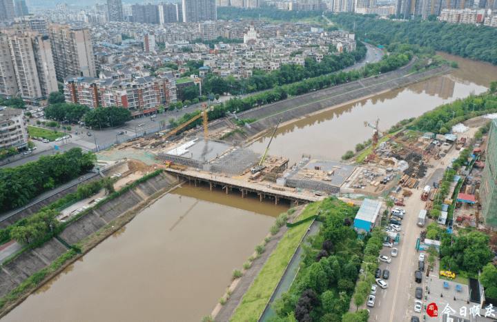 顺庆区“两路两桥”加速建设,西河两岸发展增添新动能_施工