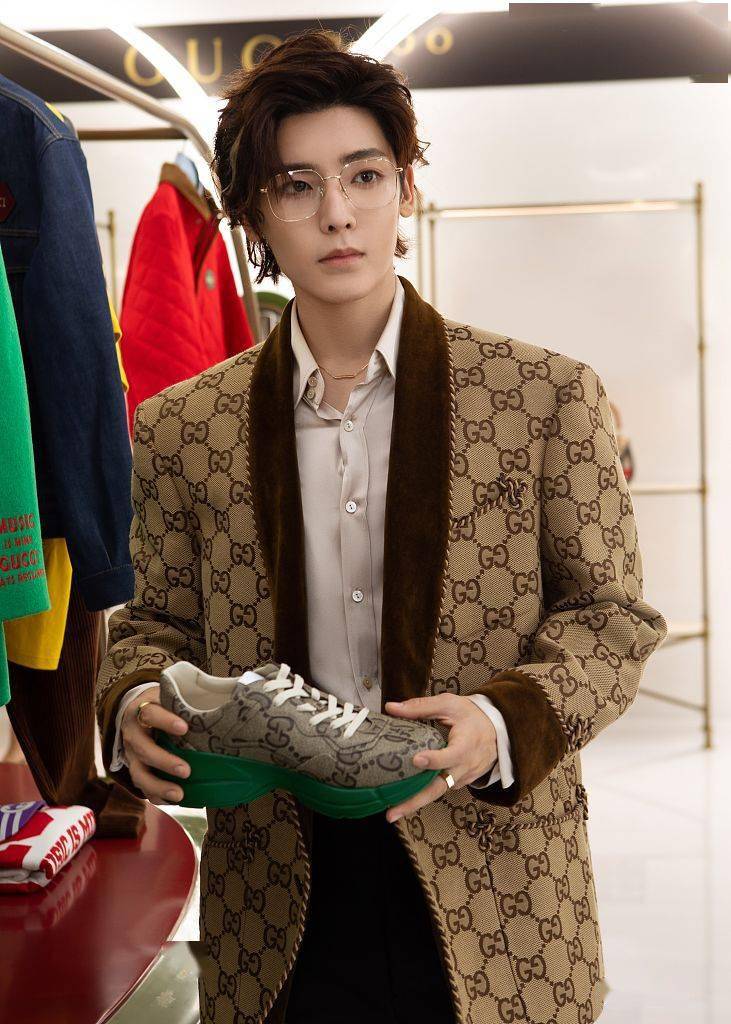 侯明昊复古雅痞眼睛造型苏感爆棚 质感高级西装加身绅士雅致