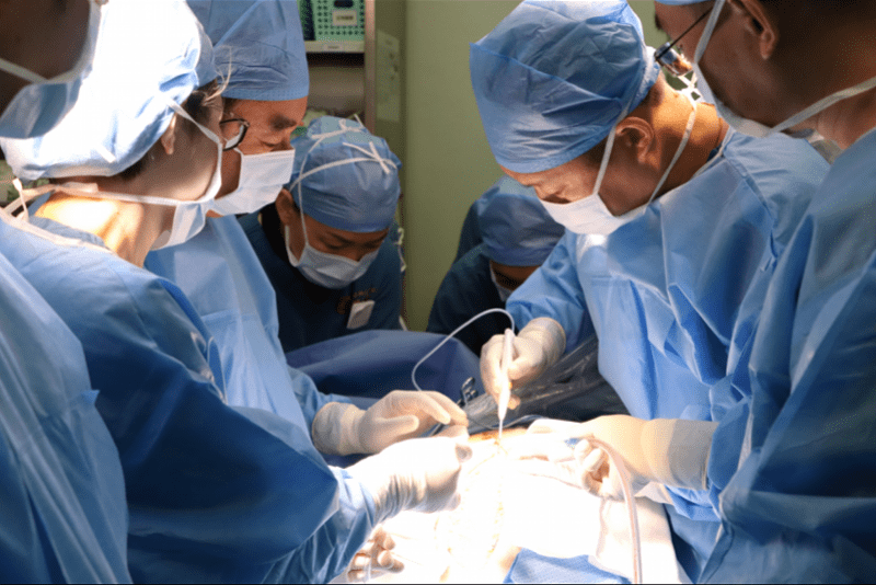 手术|25岁女子肚大如足月孕妇 竟是50斤重的卵巢肿瘤在作祟