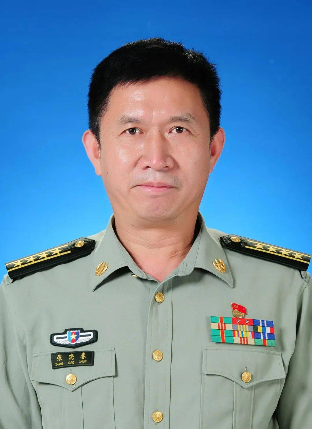 大学,工学学士,中共党员,现任呼伦贝尔市委常委,呼伦贝尔军分区司令员