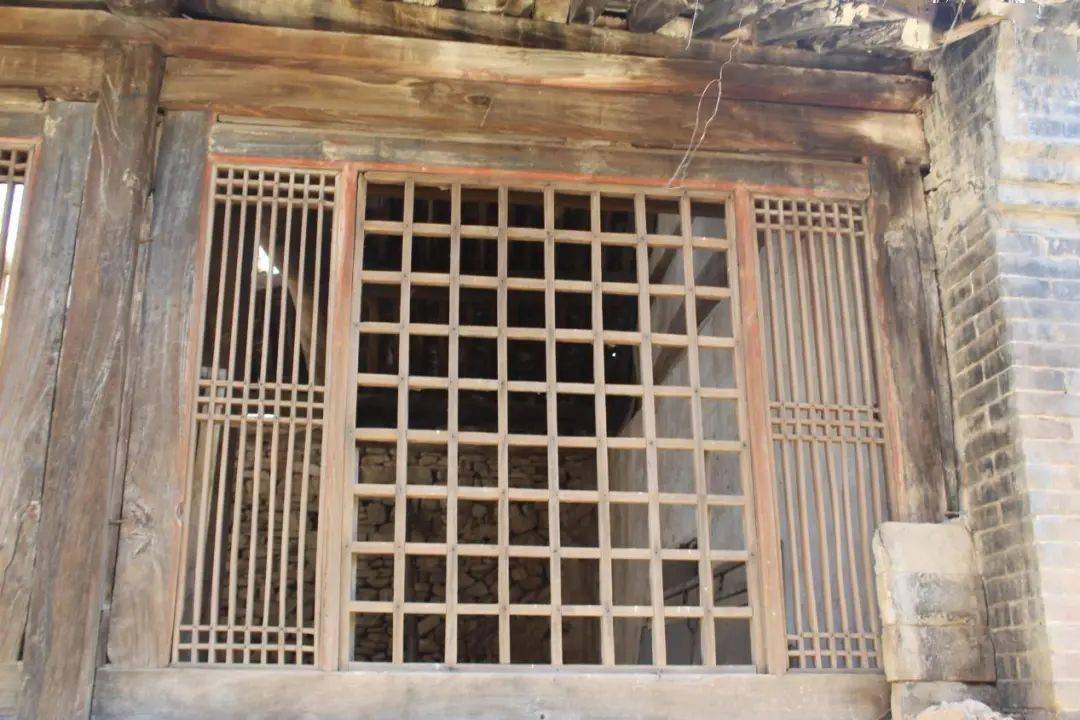 一马三箭窗03破子棂窗是直棂窗的一种,其特点就在"破"字上,它的窗棂是