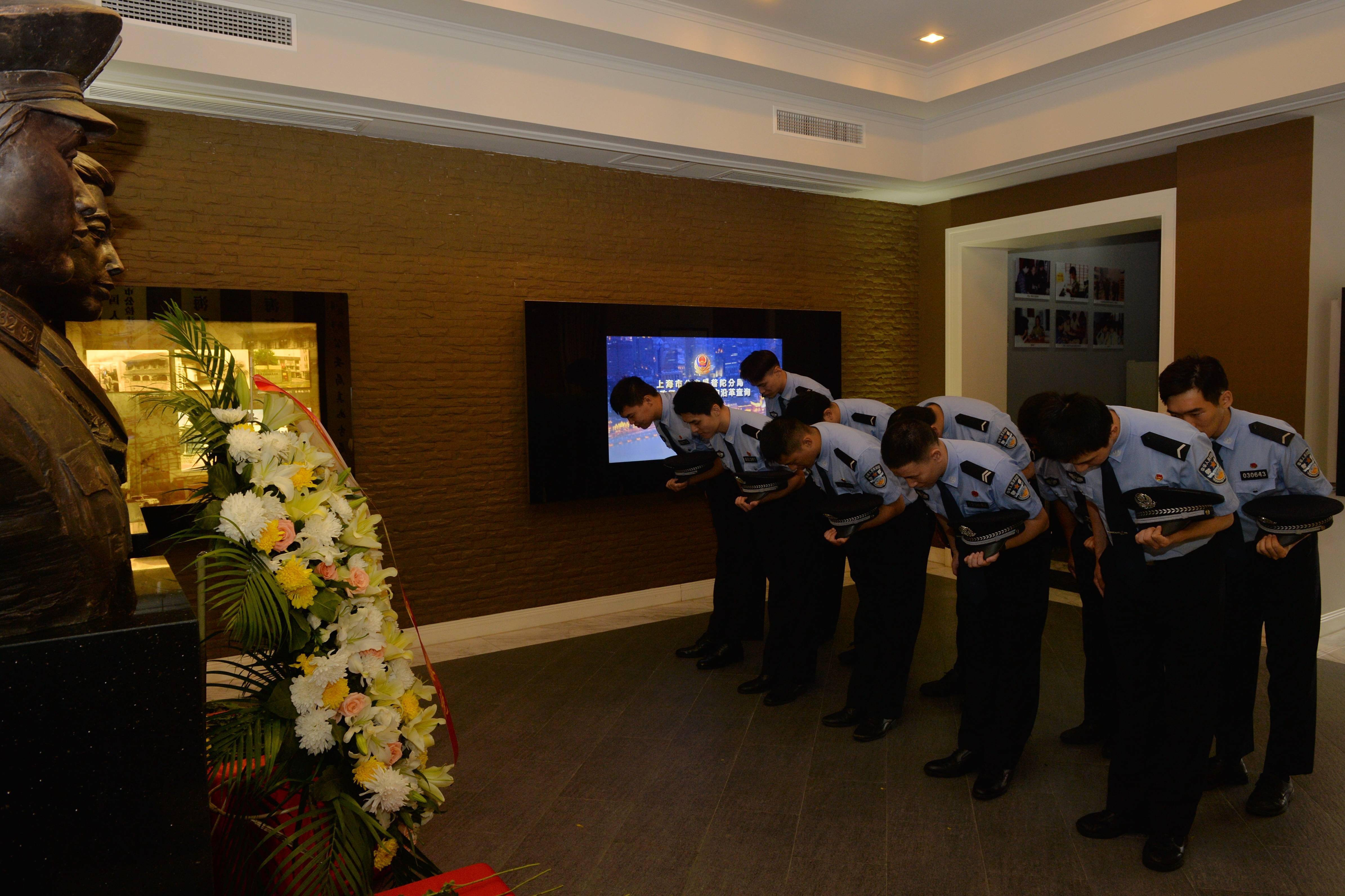这是黎明前最黑暗的夜晚,走向胜利的道路洒满了烈士的鲜血.