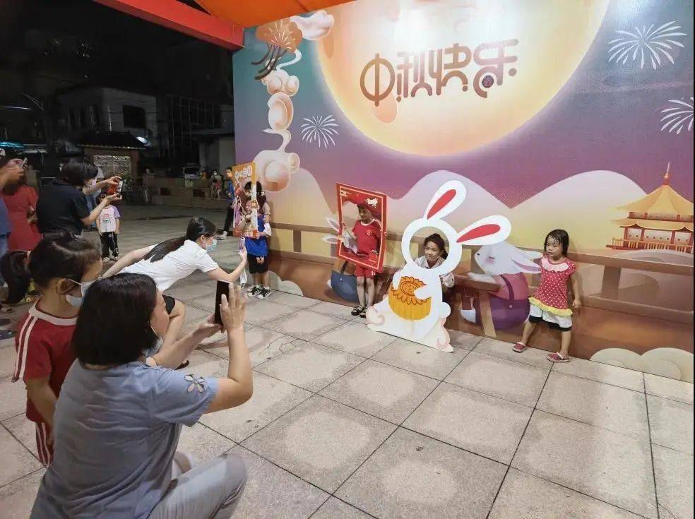 实践所在北帝社区健身广场联合主办"我们的节日·中秋"花灯展览活动