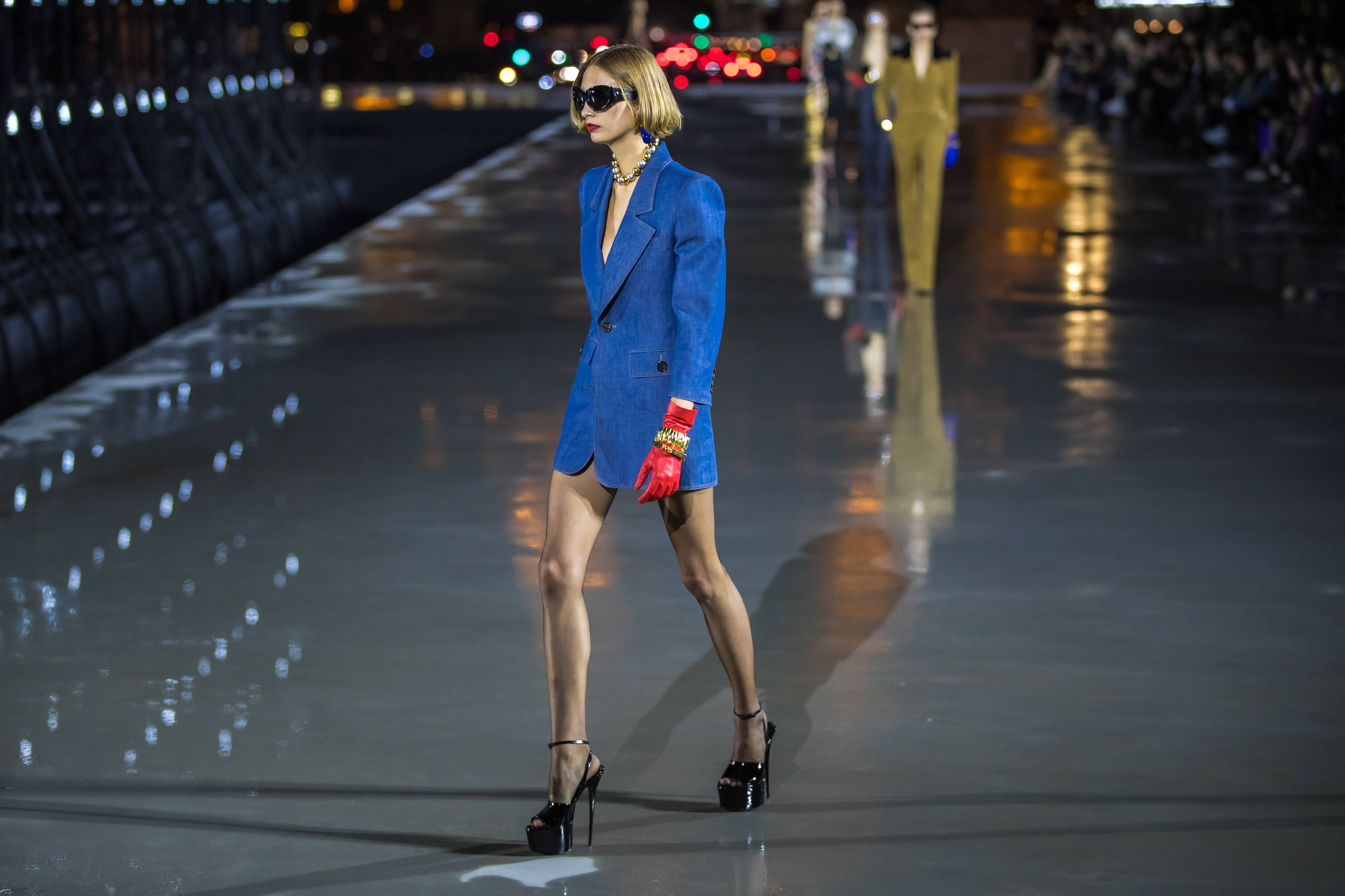 新华社/欧新9月28日,模特在法国巴黎时装周上展示圣罗兰品牌2022夏季