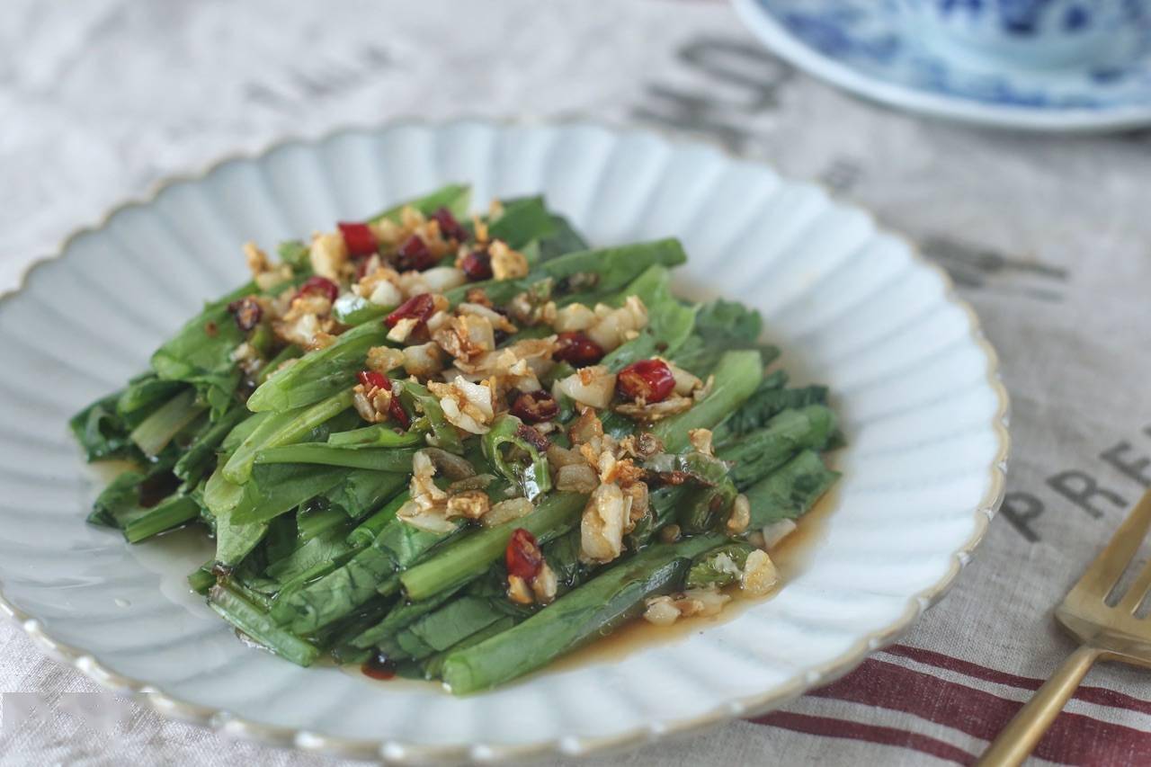 7,把炒好了的料汁再趁熱澆在油麥菜上面,淋上醬油,這樣蒜蓉油麥菜就