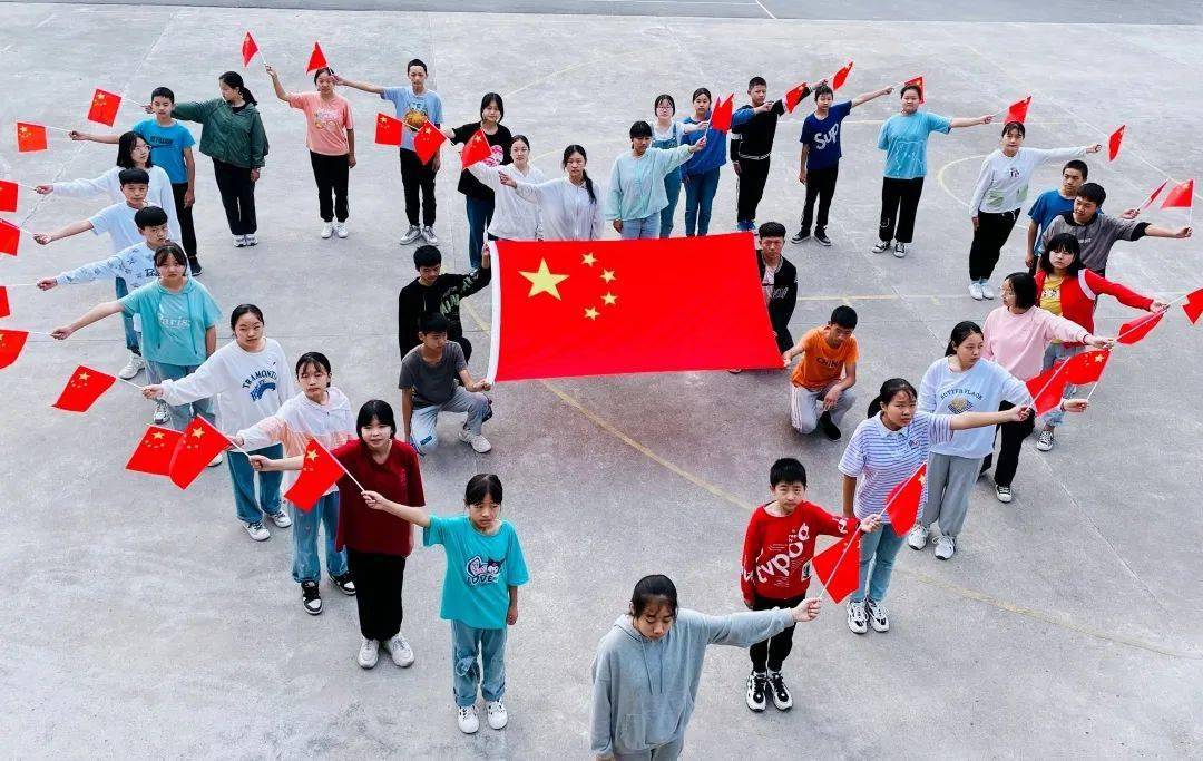 我跟国旗照个相看咸丰青年晒出浓浓爱国情