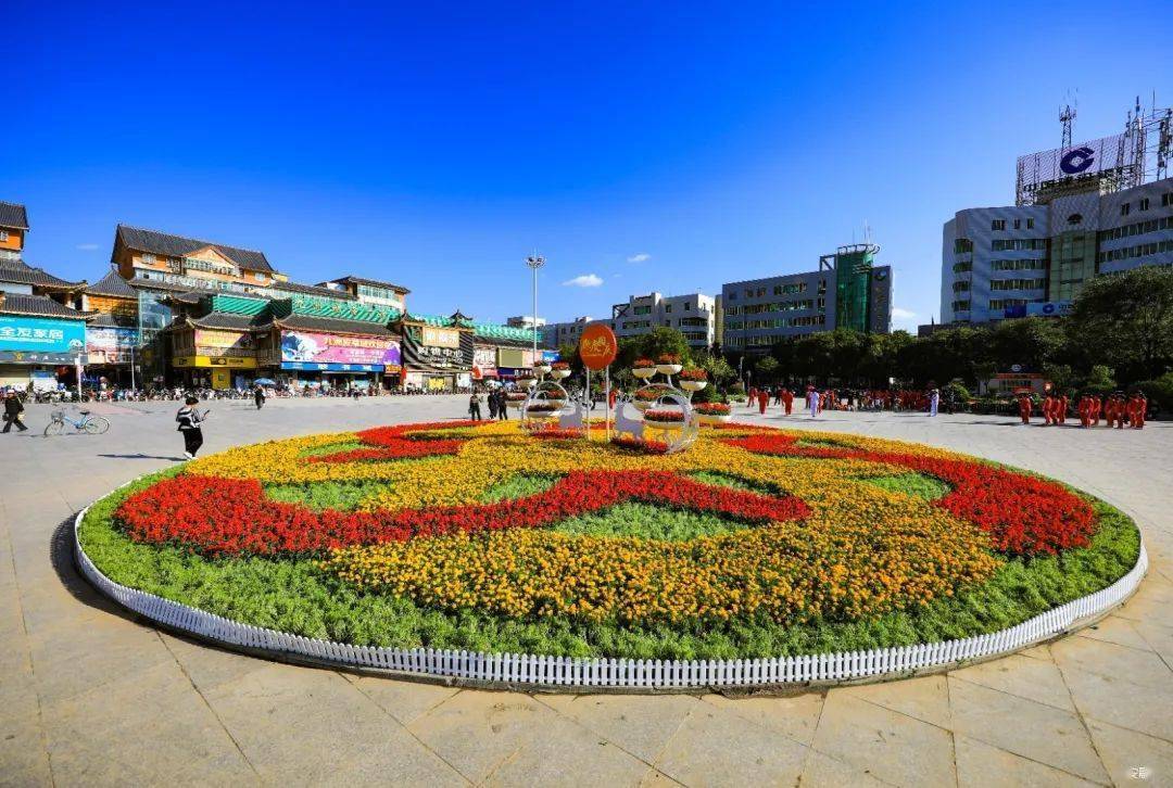 国庆节来临之际,秦安县住建局组织人员在统办大楼前和兴国文化广场上