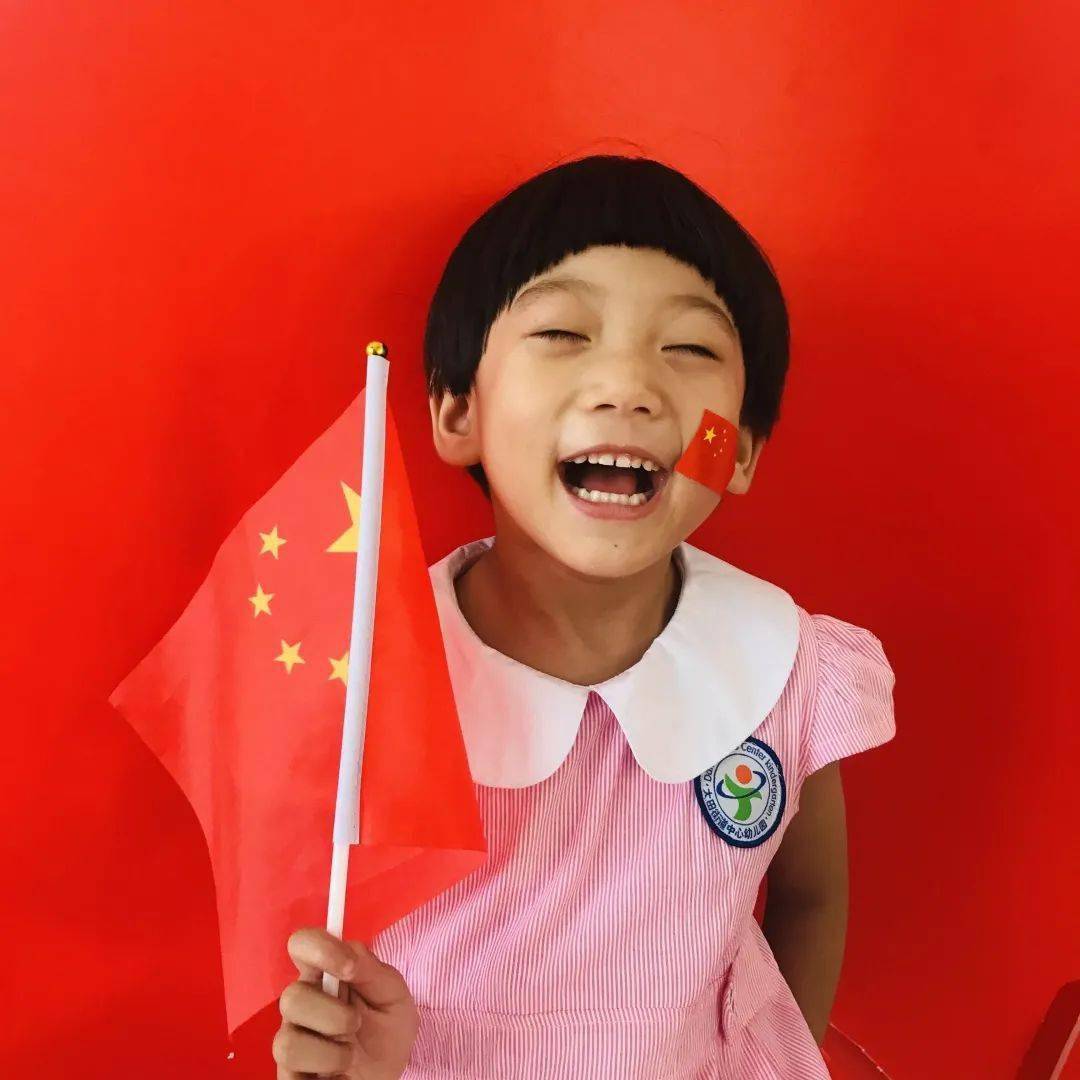 我们也认识了五星红旗,旗面是红色的,左上角是五颗黄星,一颗大的黄星