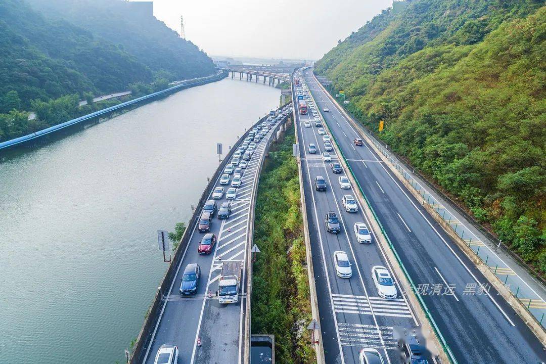许广高速清远段塞车长龙达30公里数十万游客彻夜未眠