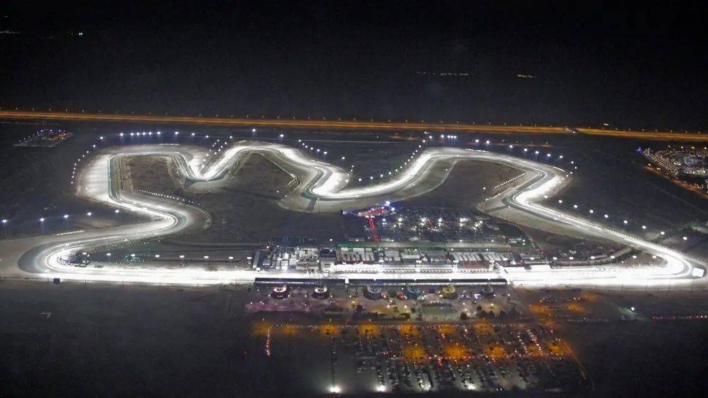 这条赛道的特色之一就是建有完备的泛光照明系统,具备了在卡塔尔一年