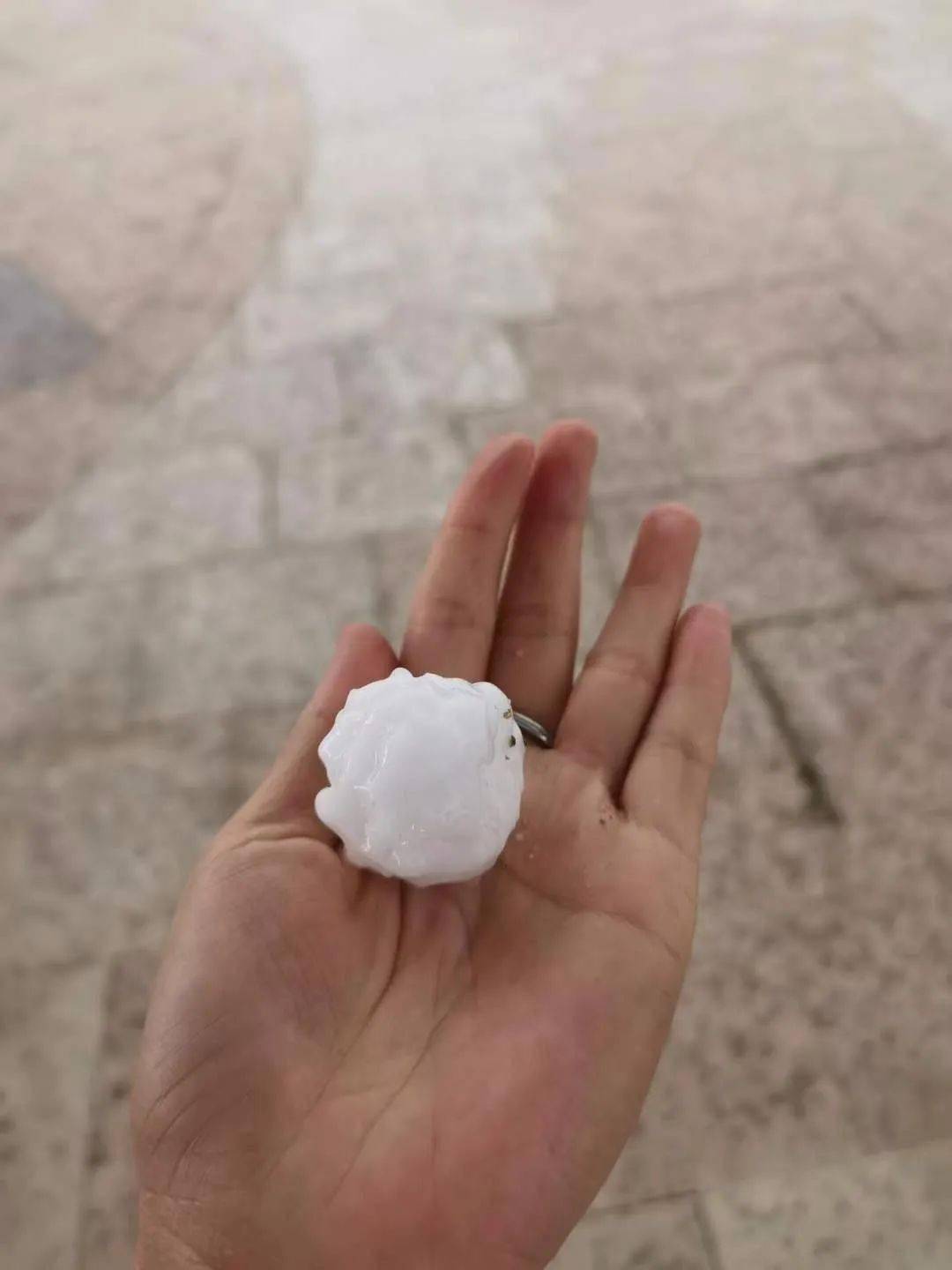 威海突降冰雹,大如鸡蛋,车玻璃被砸裂,果农损失严重