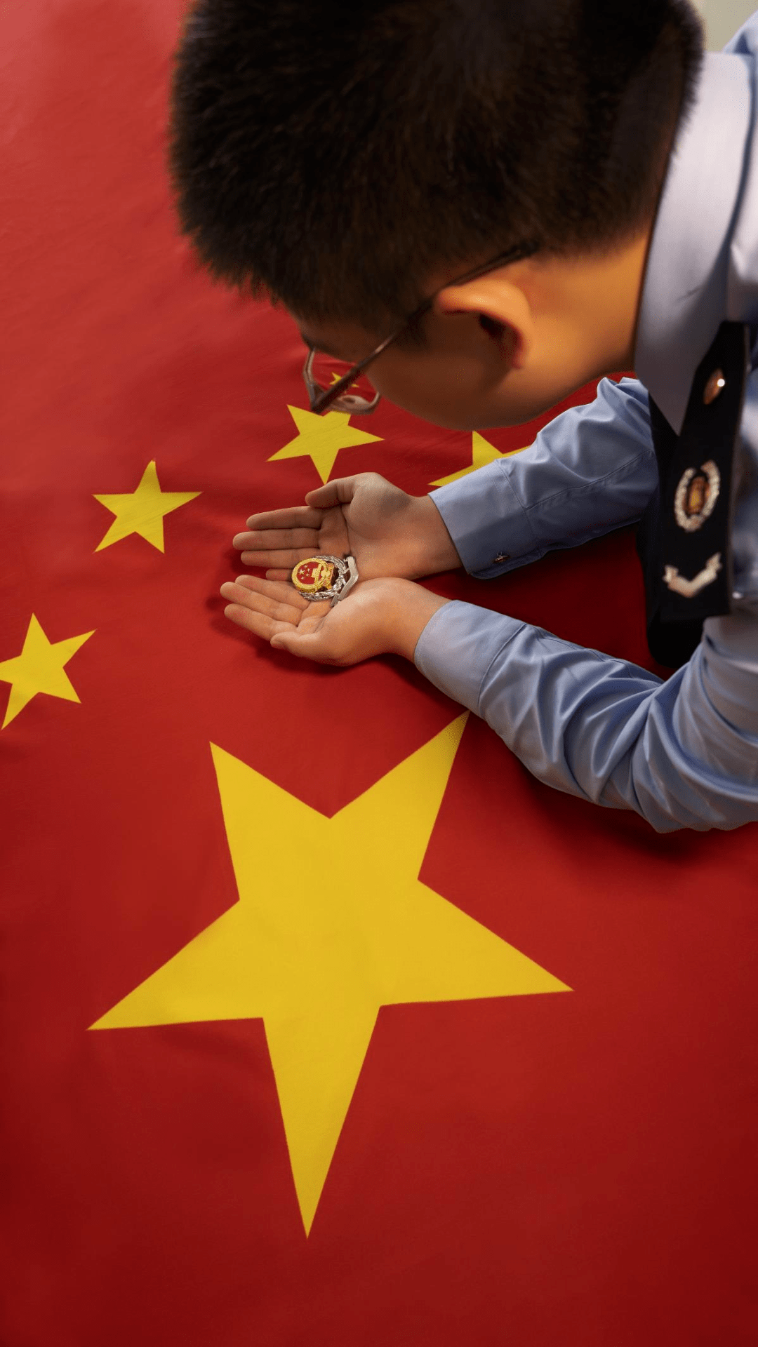 敬礼，祖国！你们和国旗合影的样子美翻了！