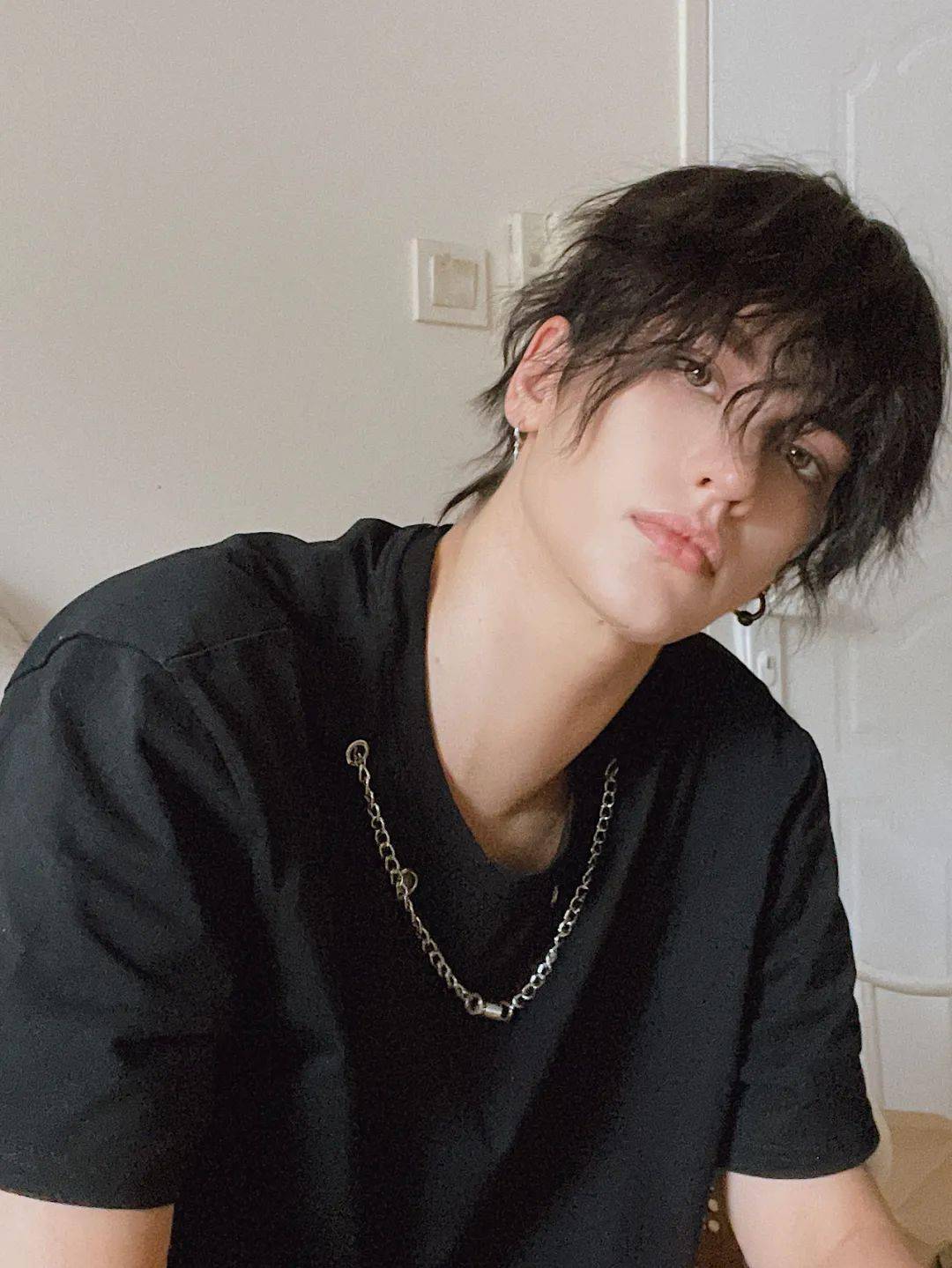 摘下口罩——即便戴着口罩都能感觉到是个难得一见的帅哥,白女士在