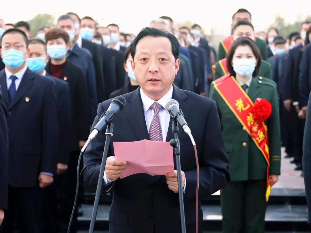 八师石河子市举行"十一"迎国庆升国旗仪式