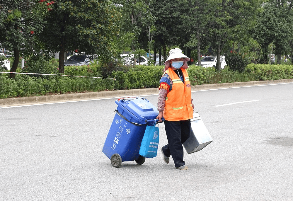 10月1日,记者在南华县拍到一组各行业劳动者们坚守岗位的影像,向节日