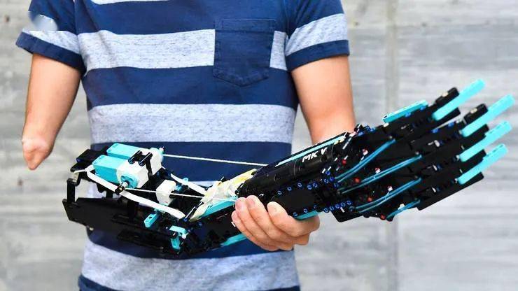 这是一个看起来非常炫酷的机械手臂,拥有蓝色的线条和手指,通过电机和