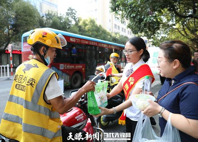 活动|贵定农商银行：爱心早餐关爱户外劳动者