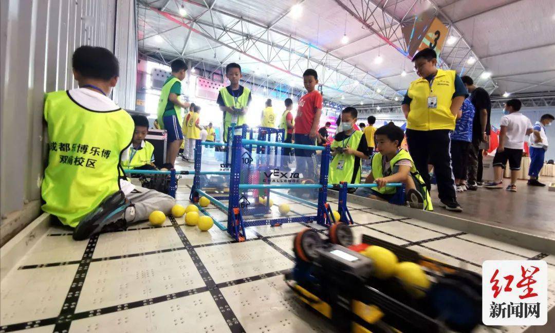 文化|VEX机器人成都西区赛开赛！IGS博览会上演“铁甲大战”