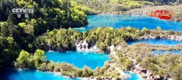 芳草|四川阿坝：碧海泛五彩 秋意韵九寨