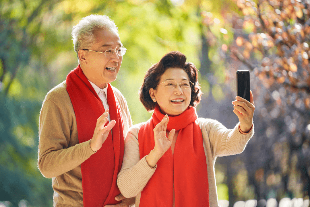 精神满满的总是那些"爱玩"的老人