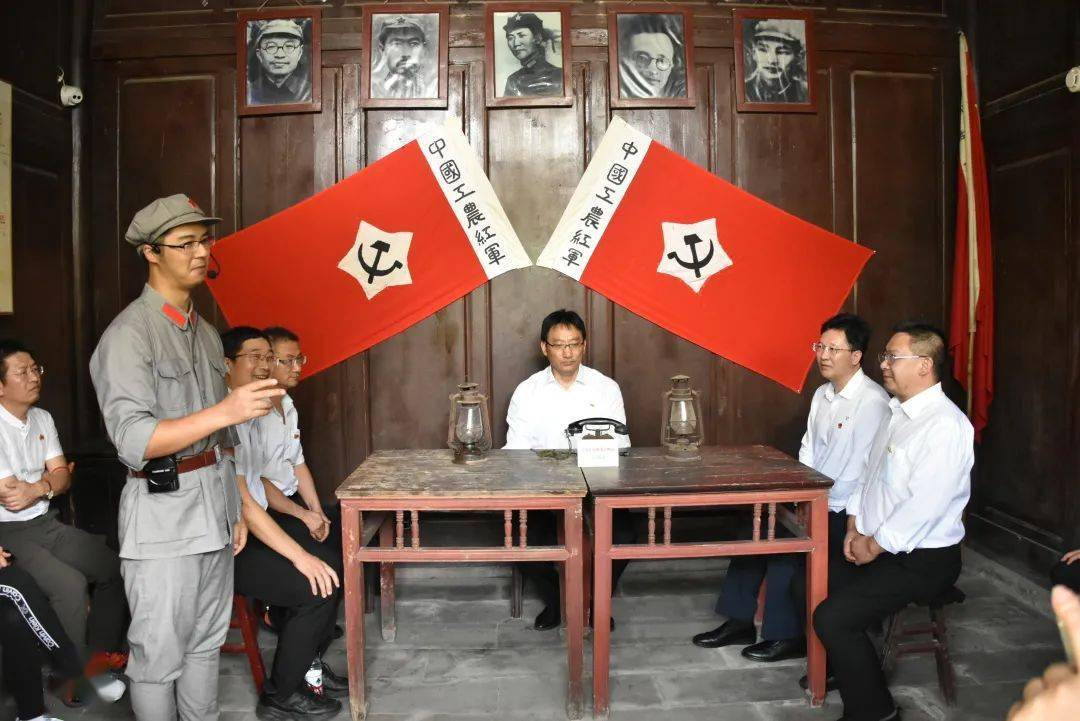 参观水田花房子中央政治局常委会议会址重走长征路走访扎西老街参观