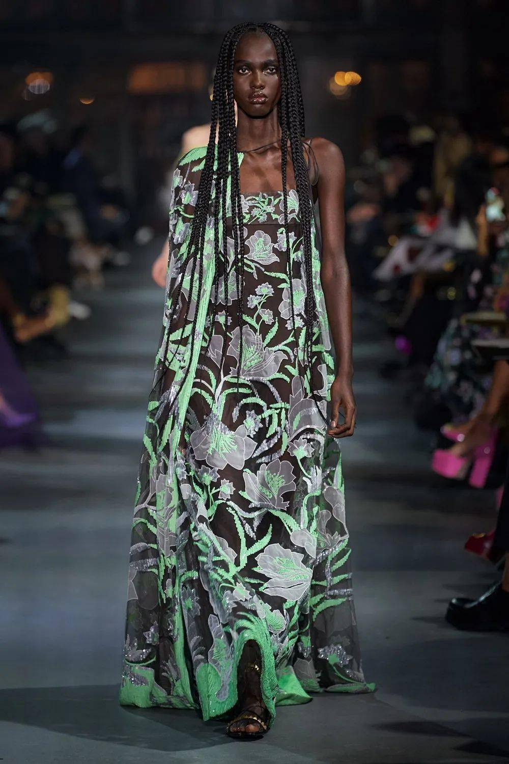 廓形 Valentino 2022 春季系列发布，刺绣、蕾丝、印花…… 尽显高级！