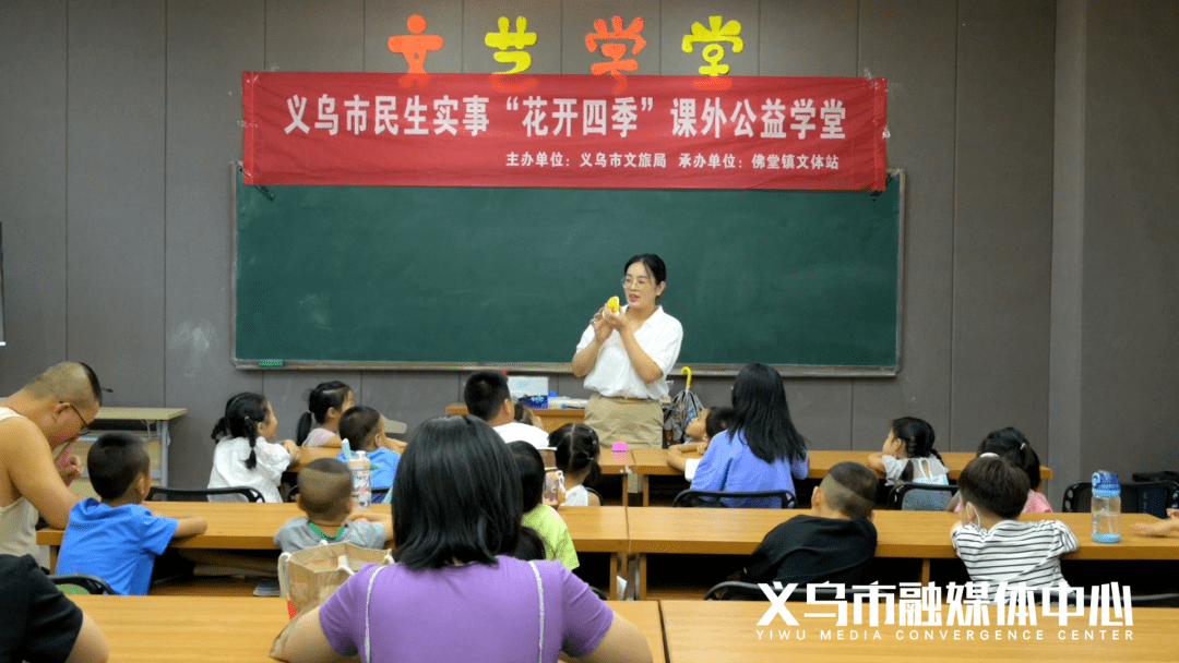 在佛堂镇党群服务中心,授课老师正教孩子们学习街舞,现场气氛热烈.