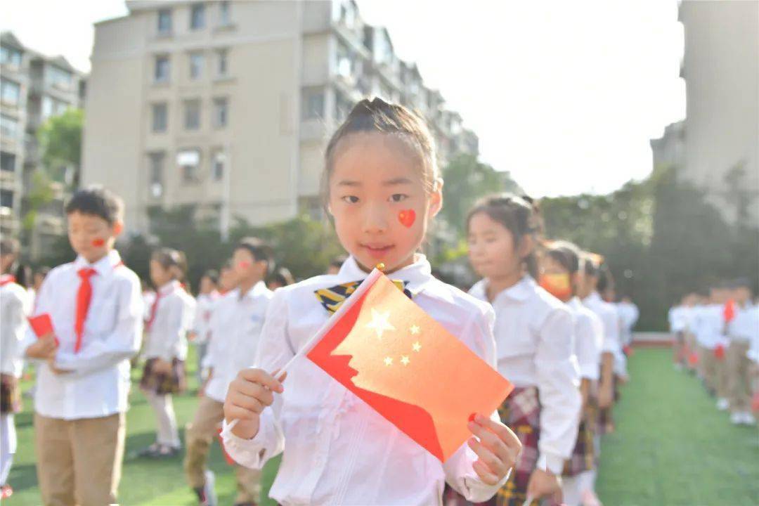 五星红旗伴随着庄严的国歌冉冉升起,迎风飘扬.