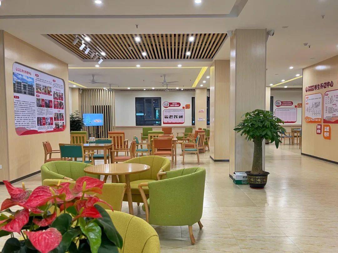 赞新兴首家医养结合的康养服务中心已投用可为300名长者提供全方位照