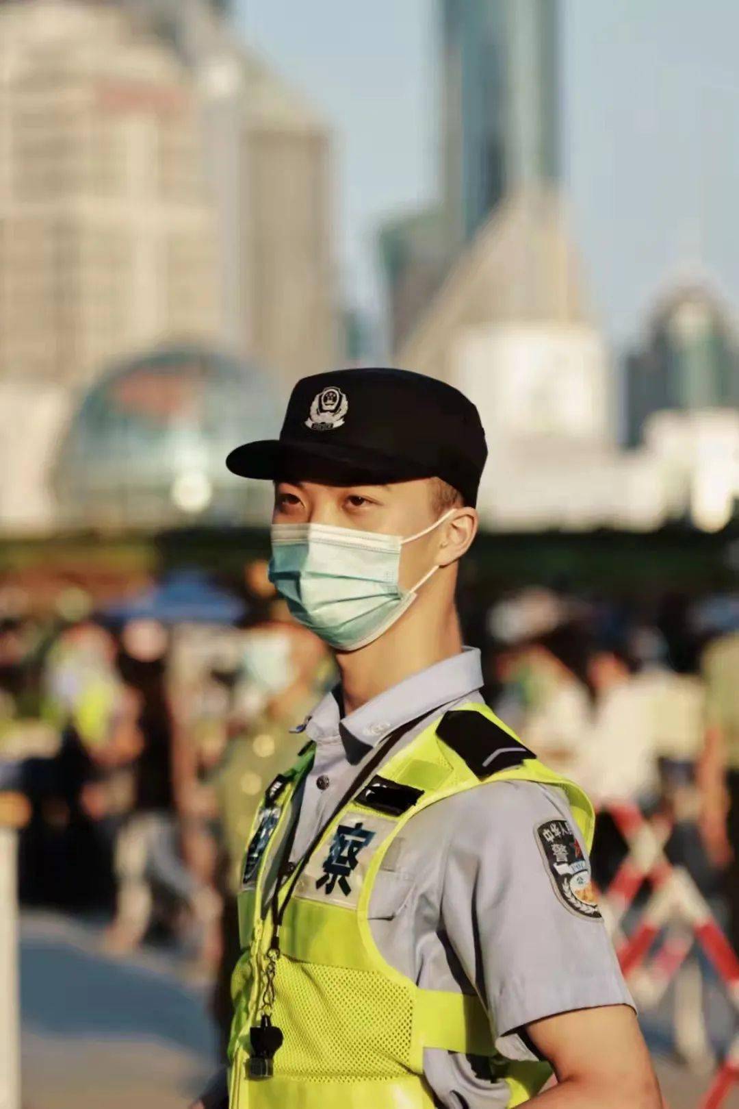 璀璨的灯光 一同勾勒出绚丽的天际线 他们是 上海公安学院的学警们