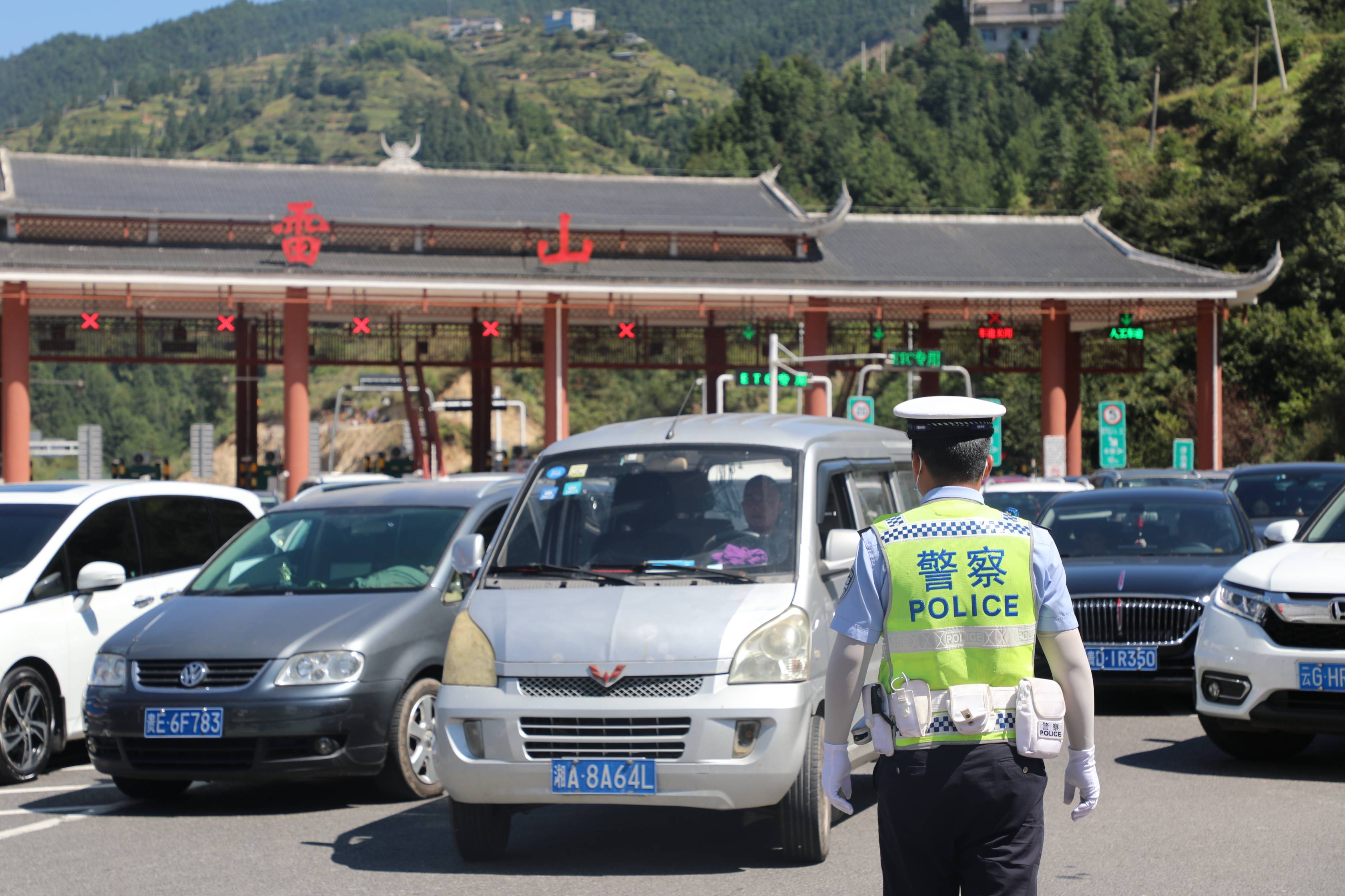 暖心守护！车流高峰，雷山交警紧急开道护送受伤儿童就医