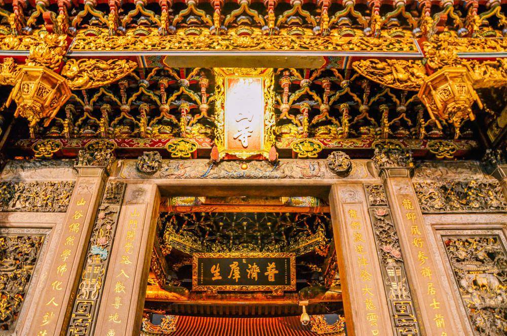 台北龙山寺太美了,一到晚上就变了个样