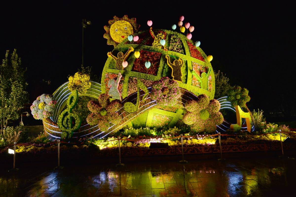 国庆节北京长安街沿线立体花坛夜景惊艳美轮美奂