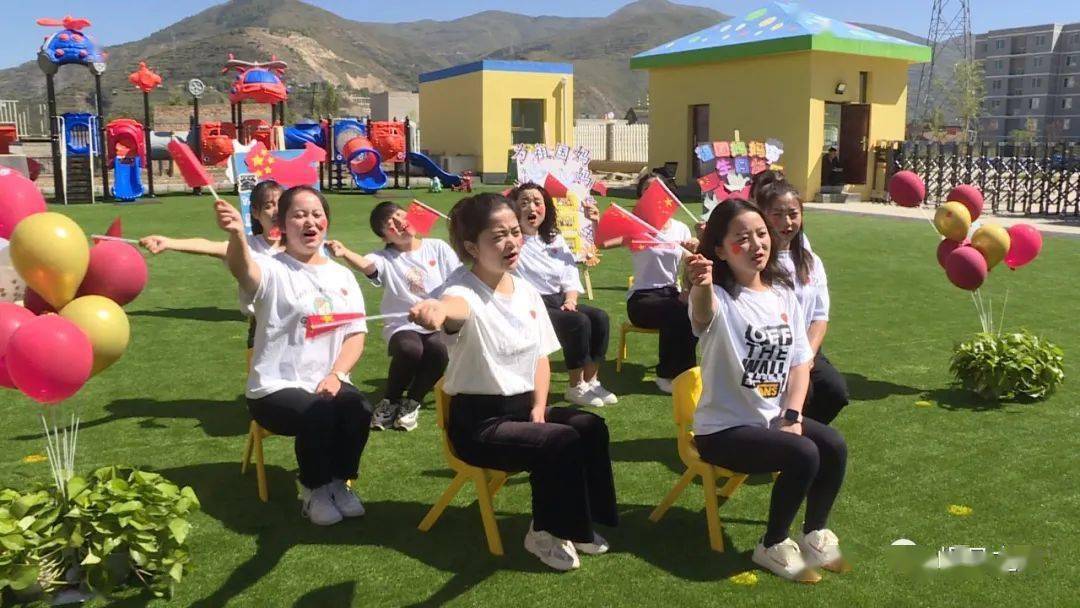 在岷县长虹幼儿园,小朋友们通过排排坐,摆出数字"72",挥舞国旗,用稚嫩