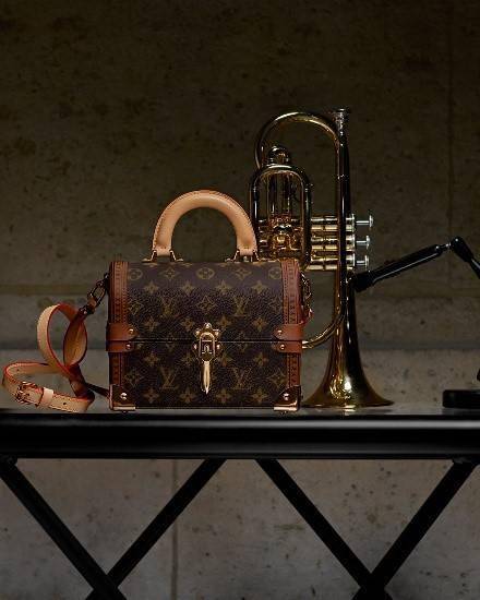 路易威登 卢浮宫奏响路易威登摩登风尚新乐章Louis Vuitton 诚邀您探索2022春夏女装秀