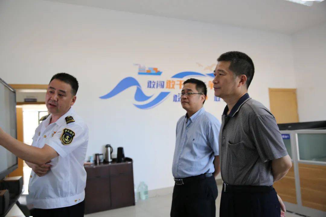 江苏海事局副局长王秀峰十一期间再临海太过江通道勘察现场检查慰问