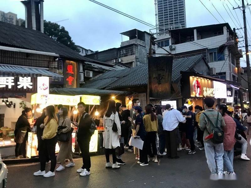 长沙某茶颜悦色门口排起长长的队伍 作为长沙"网红