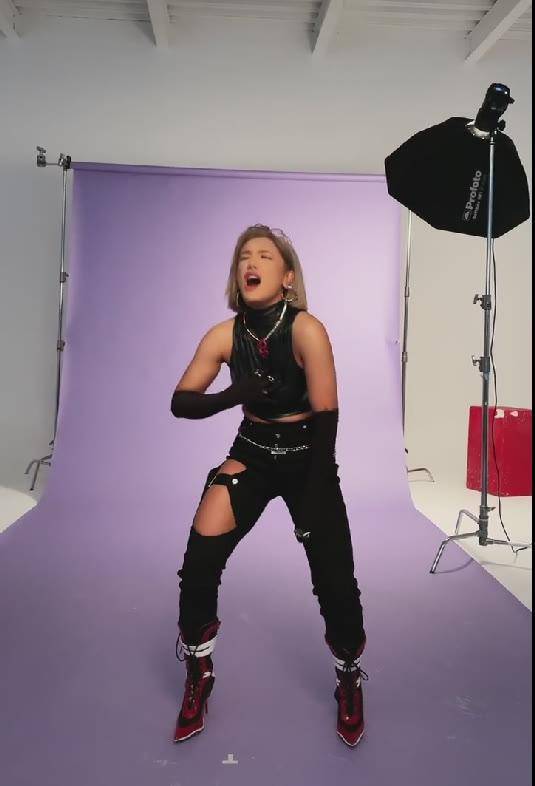 像在拉屎?江映蓉跳中枪舞身材壮实动作诡异,被吐槽应该去打拳击