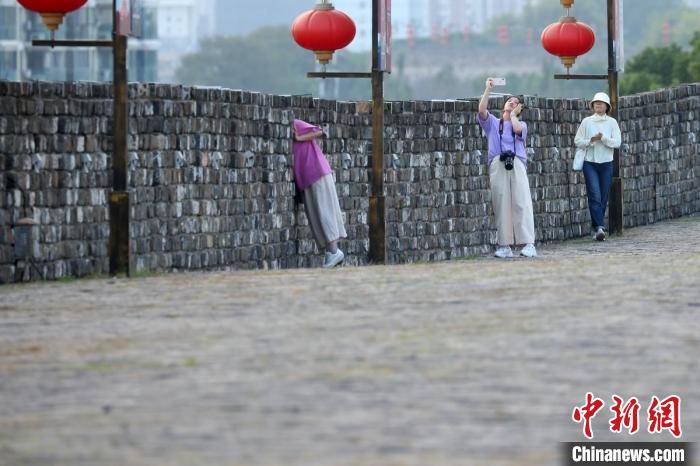 江苏省|民众登上南京明城墙赏风景过假期