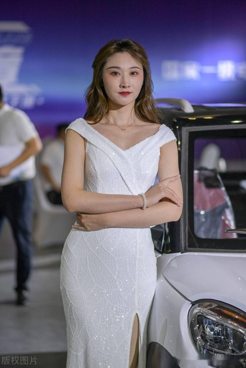 济南新能源汽车展开幕车模身穿礼服短裙青春靓丽
