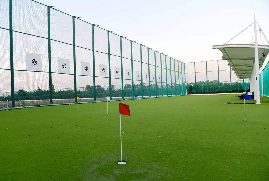 的高尔夫人造草坪,弥补了早前学校高尔夫课程场地基础设施建设的不足