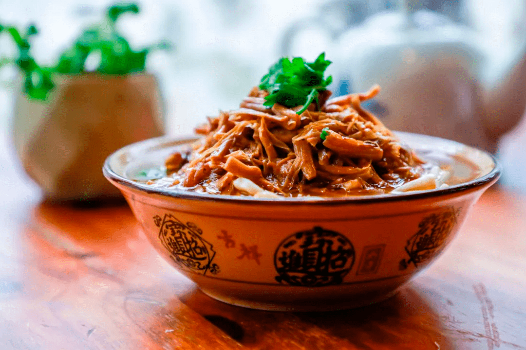 来台儿庄古城一定要来一份属于台儿庄的特色美食,黄花牛肉面就是首选.