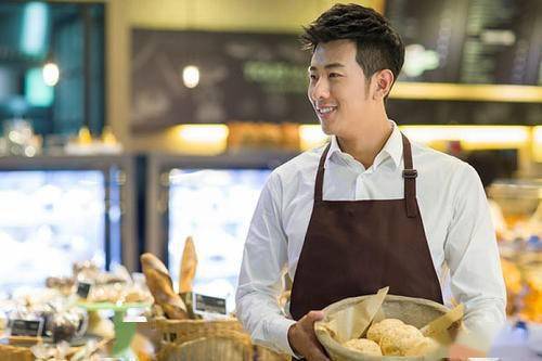 一个单身女子用8000元雇了一个住家男保姆应该为她的善举点赞