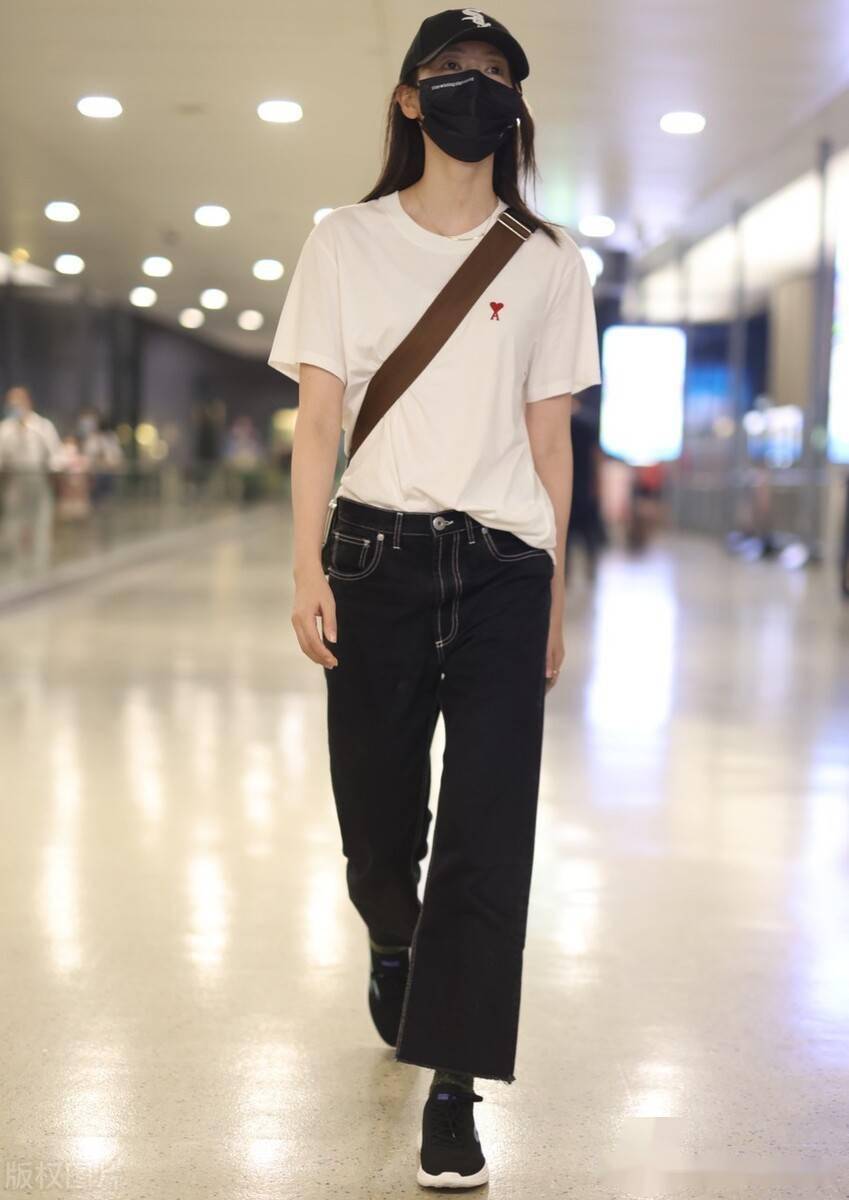 街拍:童瑶白tee 黑色喇叭裤 棒球帽 斜挎包简约大方